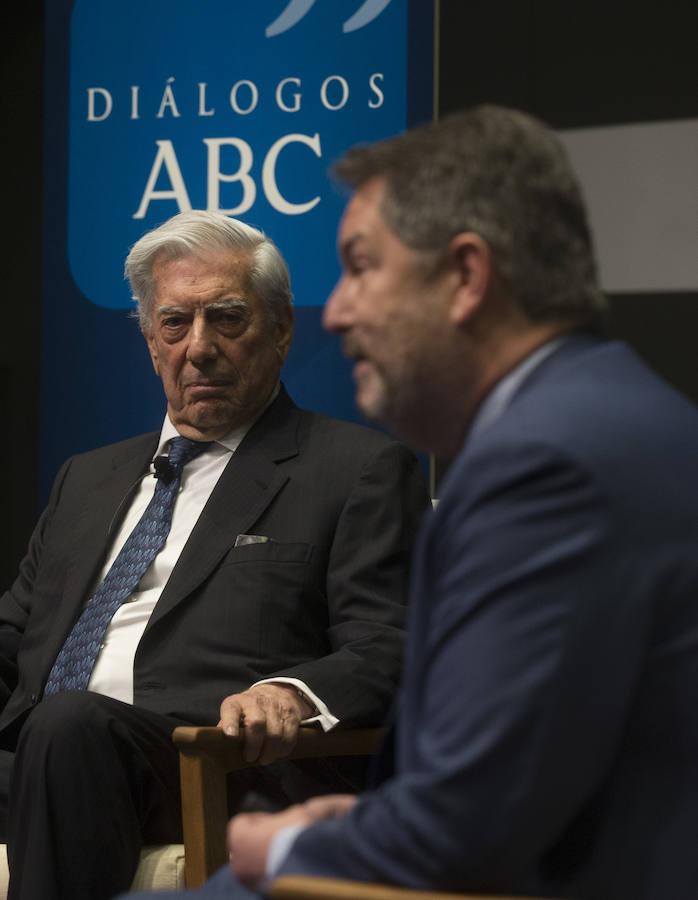 Mario Vargas Llosa escucha la intervención del director de ABC, Bieito Rubido, durante la entrevista. Ángel de Antonio