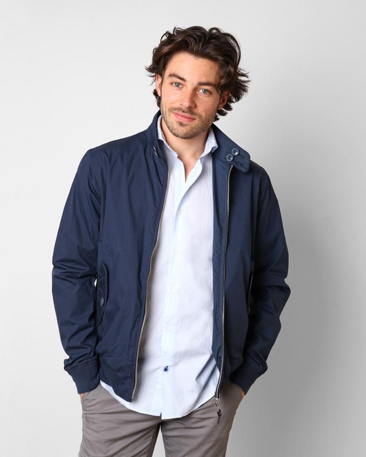 4. Bombers. Bomber reversible con cremallera (159€)