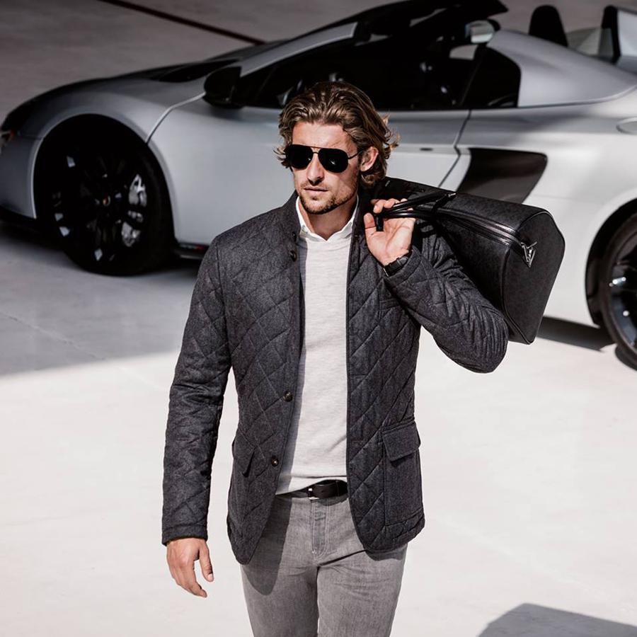 Chaqueta de lana acolchada en color gris (999€)