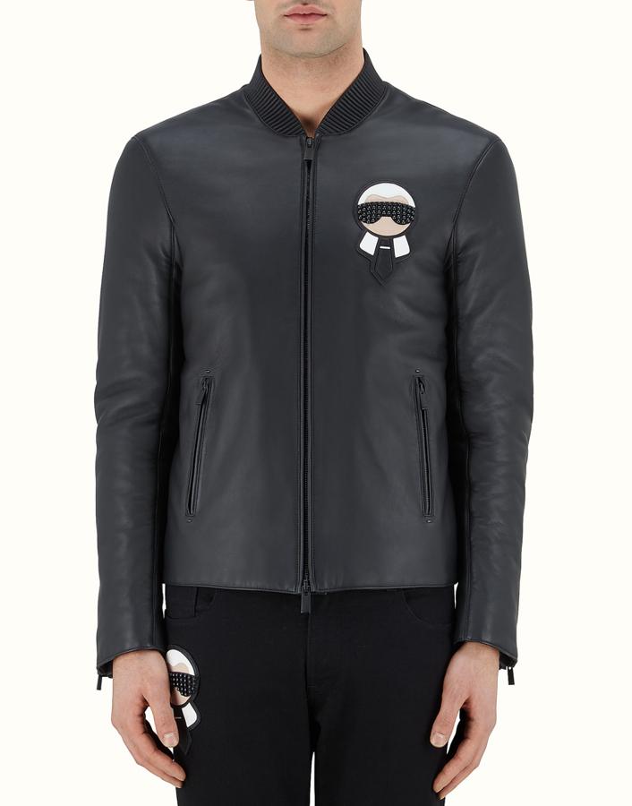 Chaqueta de piel negra con 'Karlito' (3.900€)