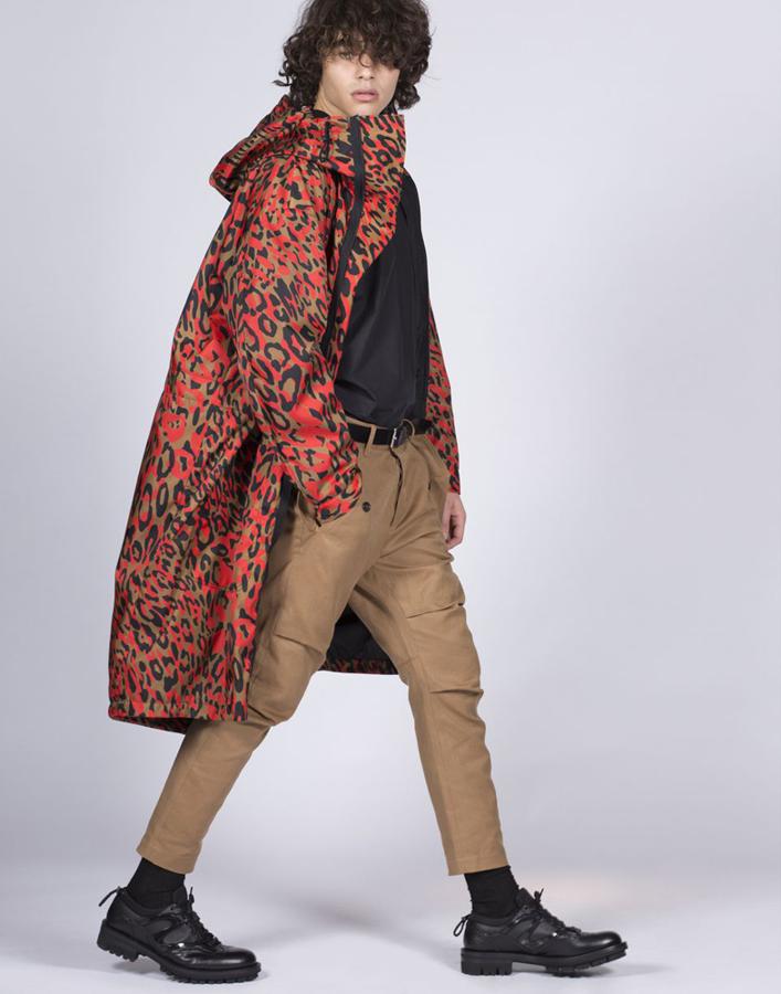 7. Cortavientos. Cortavientos largo con estampado de leopardo (1.485€)