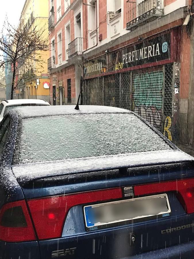 La nieve ha cuajado sobre los coches en el barrio de Chueca. @weatherVLC