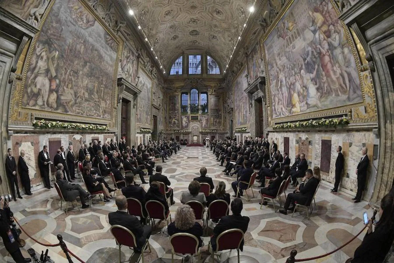 Fotografía facilitada por el Osservatore Romano que muestra al Papa Francisco (c) durante una audiencia con motivo del 60 aniversario del Tratado de Roma la Ciudad del Vaticano