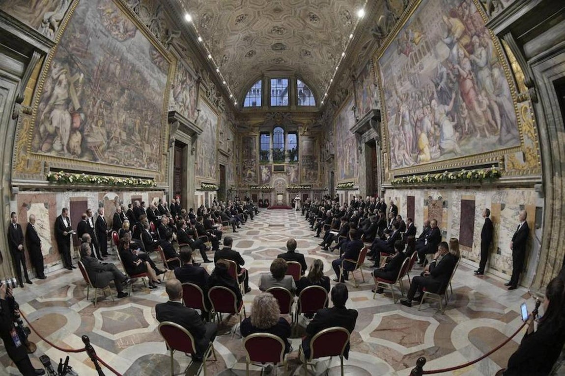 Fotografía facilitada por el Osservatore Romano que muestra al Papa Francisco (c) durante una audiencia con motivo del 60 aniversario del Tratado de Roma la Ciudad del Vaticano. Efe
