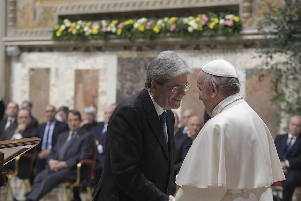 Fotografía facilitada por el Osservatore Romano que muestra al Papa Francisco (d) saludando al primer ministro italiano Paolo Gentiloni (i) durante una audiencia con motivo del 60 aniversario del Tratado de Roma la Ciudad del Vaticano, hoy, 24 de marzo de 2017. Efe