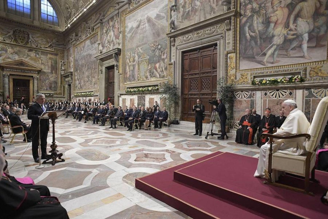 Fotografía facilitada por el Osservatore Romano que muestra al Papa Francisco (d) durante una audiencia con motivo del 60 aniversario del Tratado de Roma la Ciudad del Vaticano, hoy, 24 de marzo de 2017. Efe