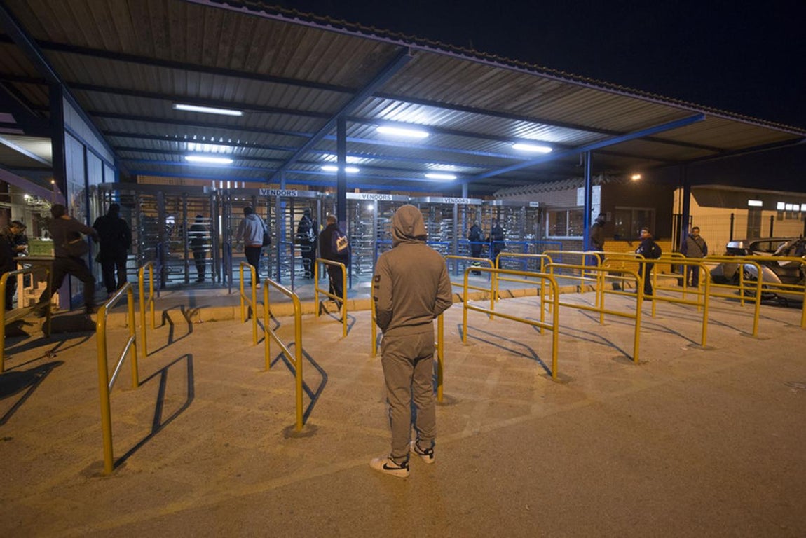 Fotos: Parados hacen cola en La Cabezuela para encontrar trabajo