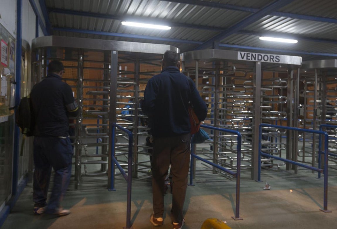 Fotos: Parados hacen cola en La Cabezuela para encontrar trabajo