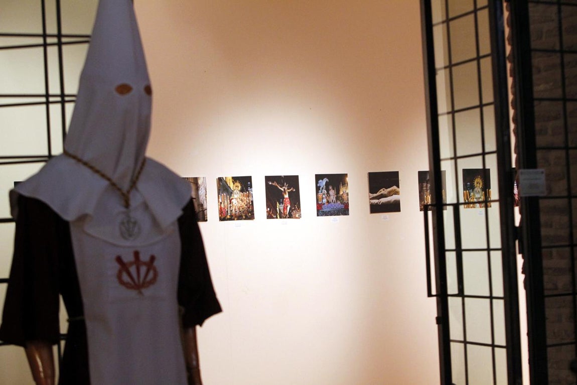 Trajes de penitente, medallas y fotos de la Semana Santa de Toledo, en San Marcos