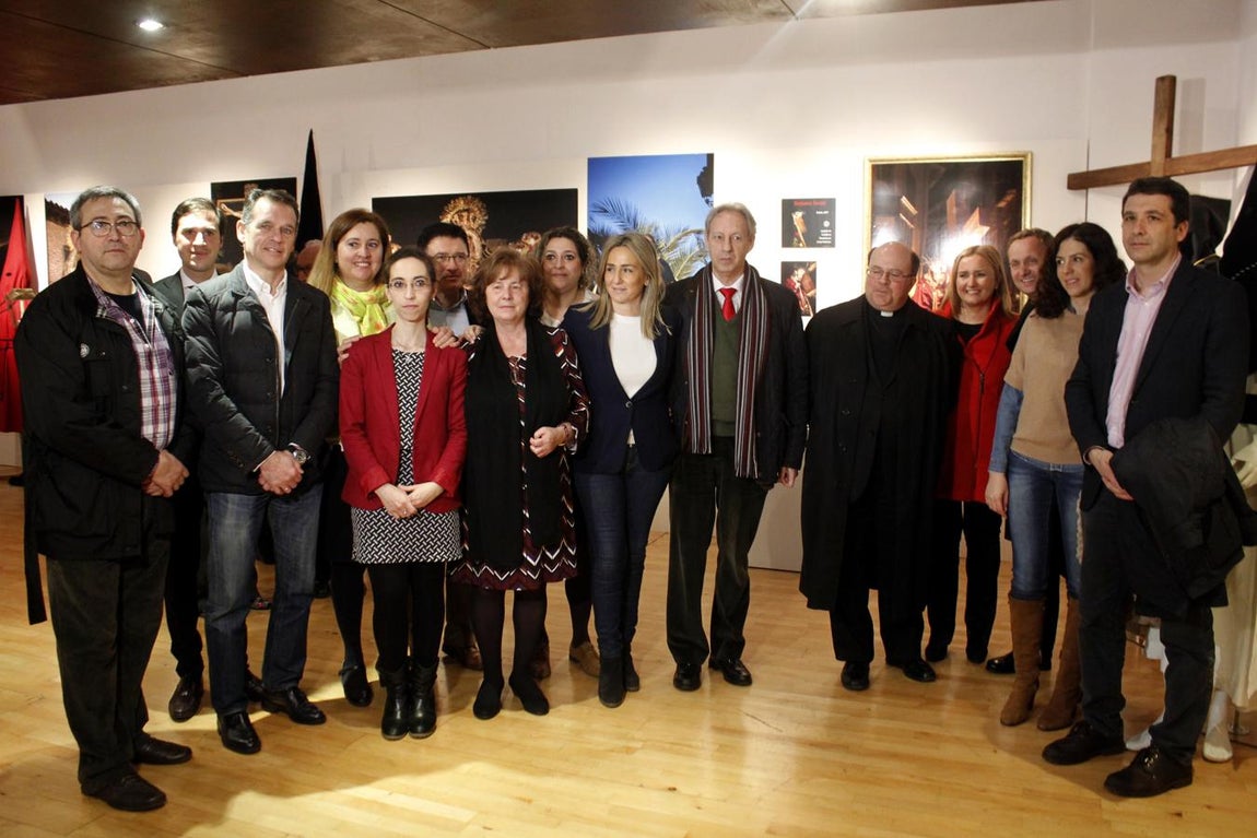 Trajes de penitente, medallas y fotos de la Semana Santa de Toledo, en San Marcos