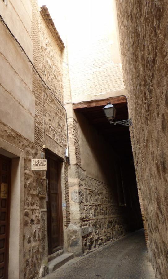 Entrada y travesía del adarve medieval existente en el convento de las Comendadoras de Santiago. FOTOS Rafael del CERRO. 