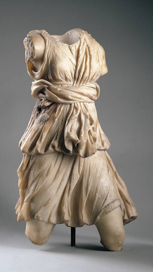 Torso de Diana cazadora. Roma, periodo Antonino. Mármol (138-150 d.C.). 
