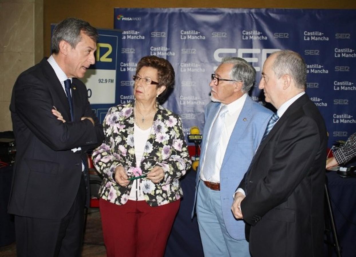 El presidente de Caja Rural Castilla-La Mancha, Javier López, con los miembros de la Hermandad de Donantes. 