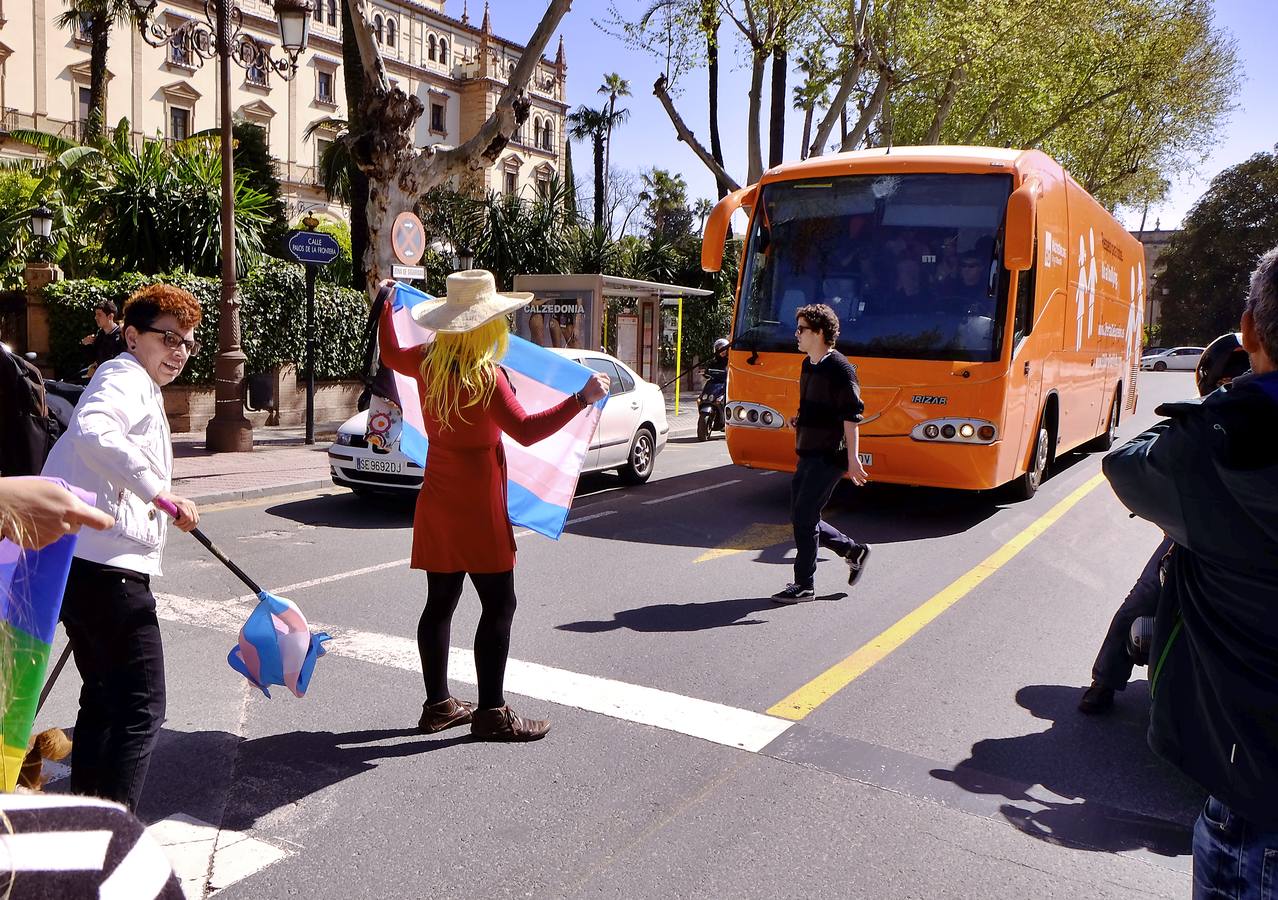 La violenta respuesta a la llegada del autobús de Hazte Oír, en imágenes