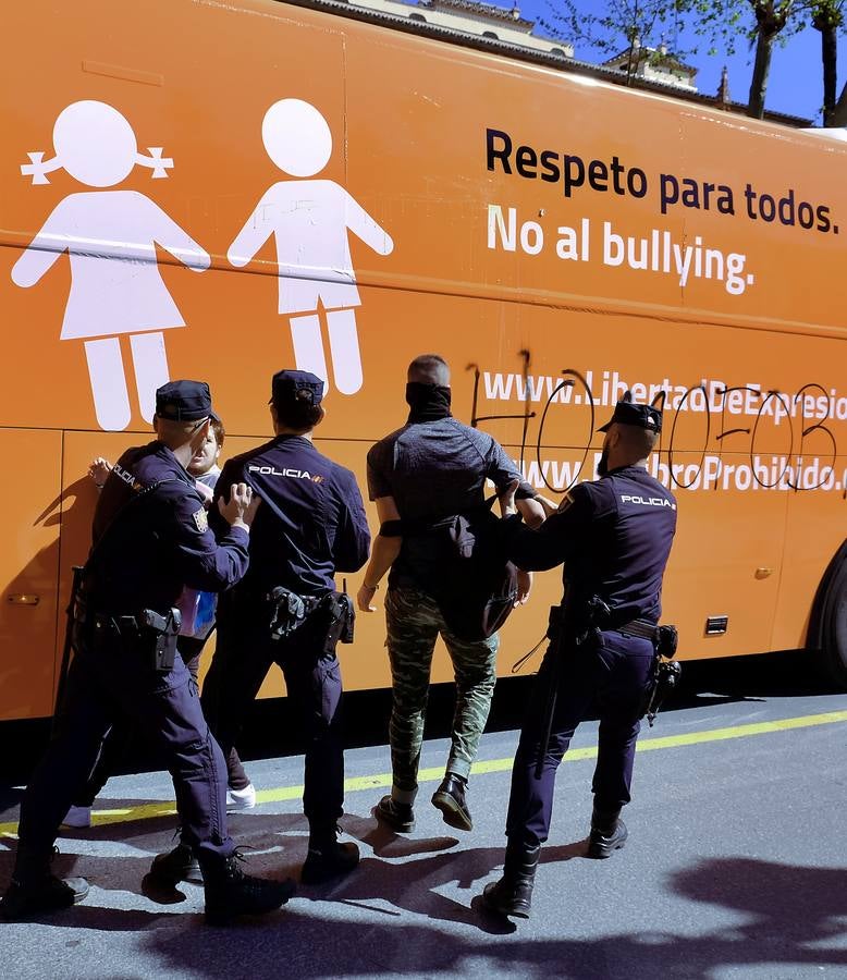 La violenta respuesta a la llegada del autobús de Hazte Oír, en imágenes