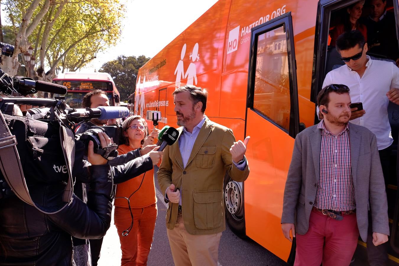 La violenta respuesta a la llegada del autobús de Hazte Oír, en imágenes