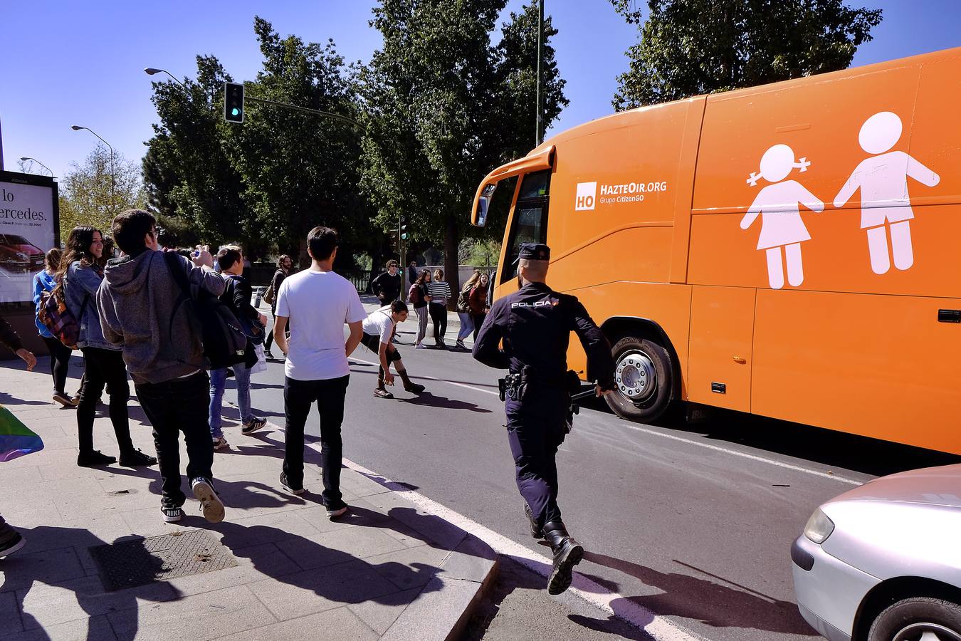 La violenta respuesta a la llegada del autobús de Hazte Oír, en imágenes