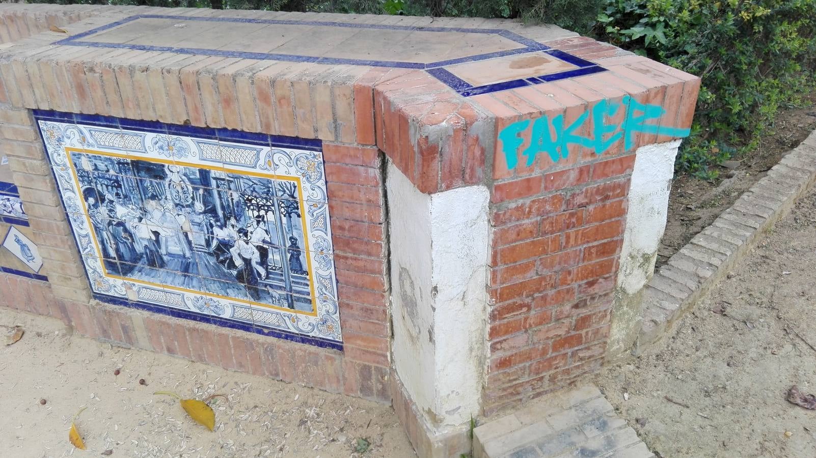 Los grafiteros tampoco han respetado estas escenas cerámicas en la glorieta de García Ramos