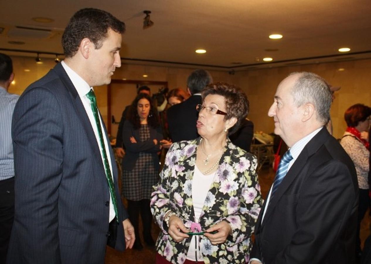 El director general de Caja Rural, Víctor Manuel Martín, con responsables de la hermandad de Donantes. 