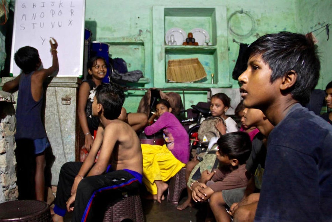 Después de trabajar, Savan acude a la escuela de la ONG Saraswati improvisada en una casa.. 