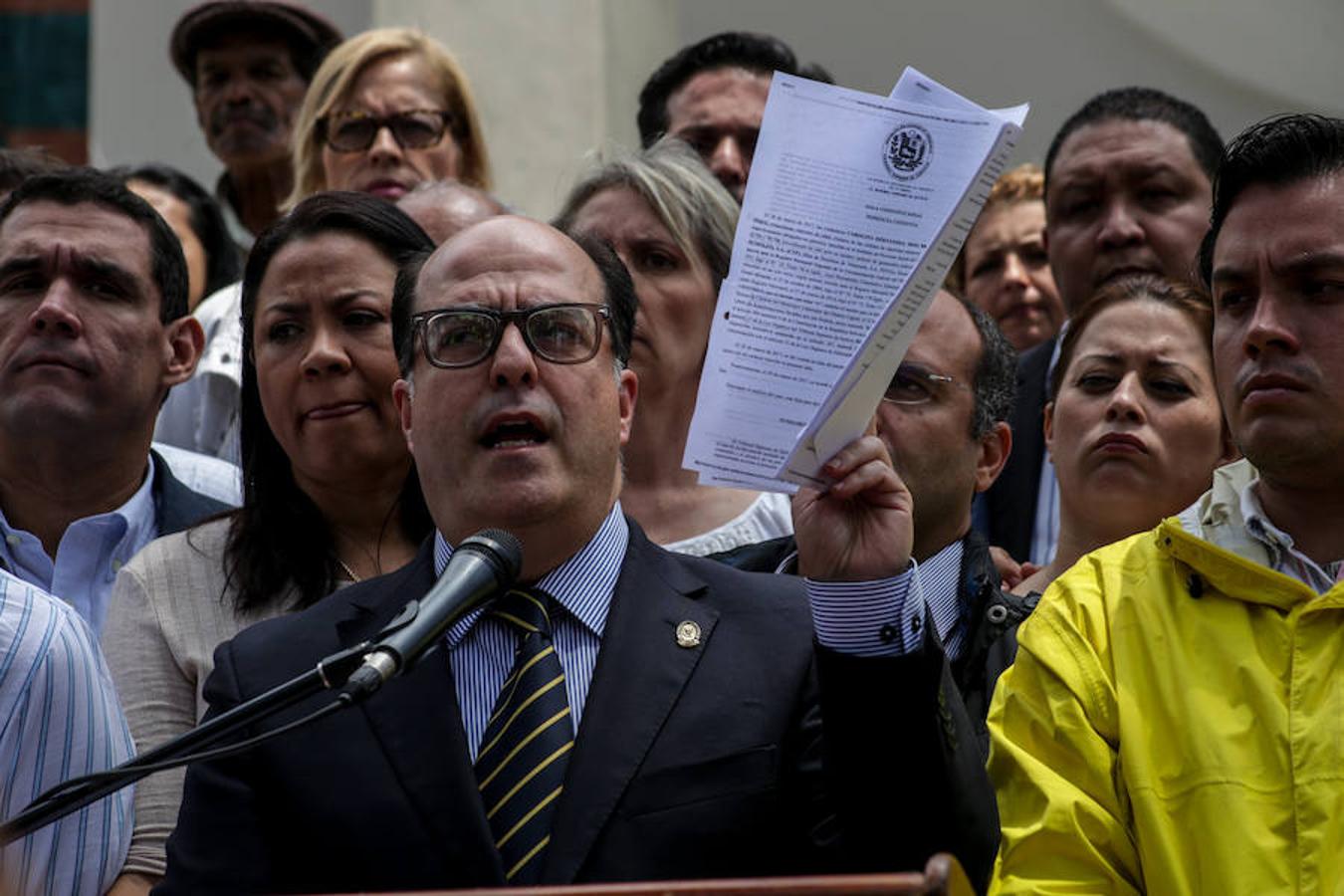 El presidente de la Asamblea Nacional de Venezuela, el opositor Julio Borges, habla durante una rueda de prensa, desde el Palacio Legislativo.. 