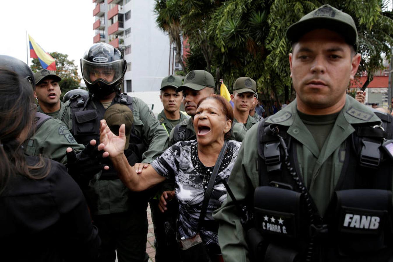 Una mujer grita eslóganes progubernamentales a los opositores que se manifiestan frente al Tribunal Supremo.. 