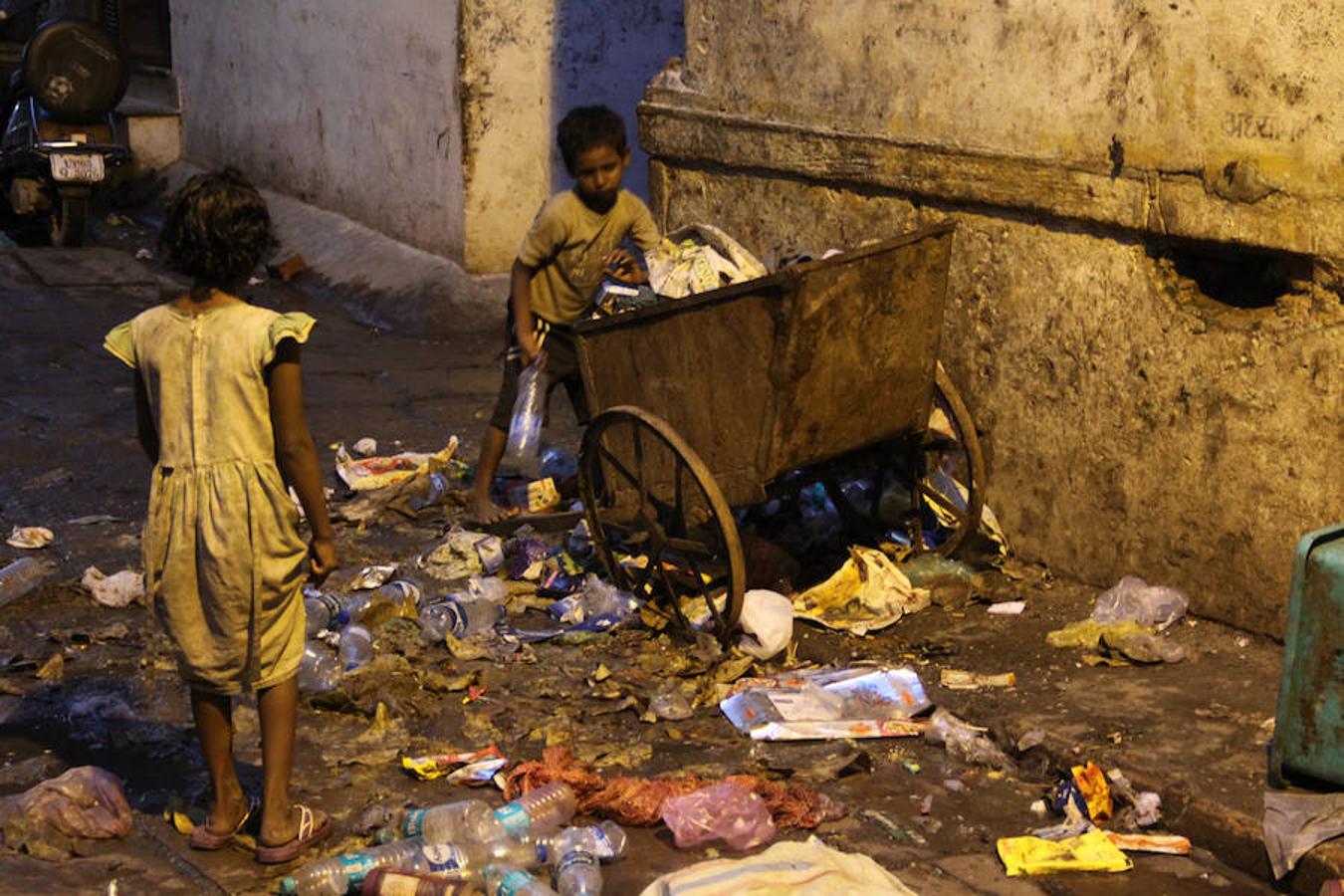 Dos niños rebuscan entre la basura en la ciudad sagrada de Varanasi, antes llamada Benarés.. 