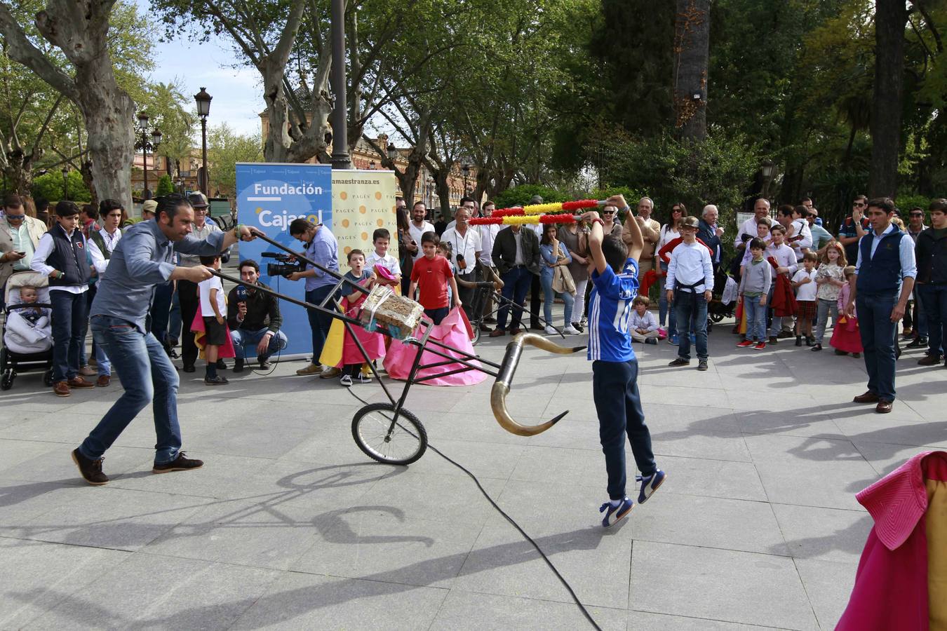 Niños y mayores han probado con capotes y muletas sus dotes artísticas en el mismo corazón de Sevilla