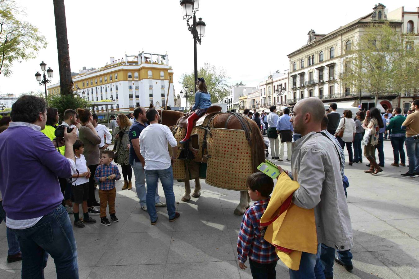 Niños y mayores han probado con capotes y muletas sus dotes artísticas en el mismo corazón de Sevilla