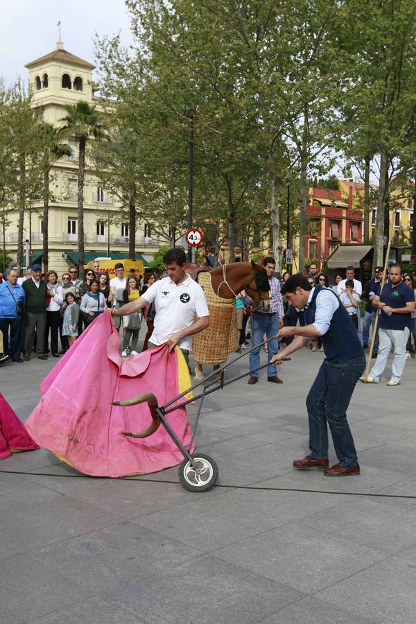 Niños y mayores han probado con capotes y muletas sus dotes artísticas en el mismo corazón de Sevilla