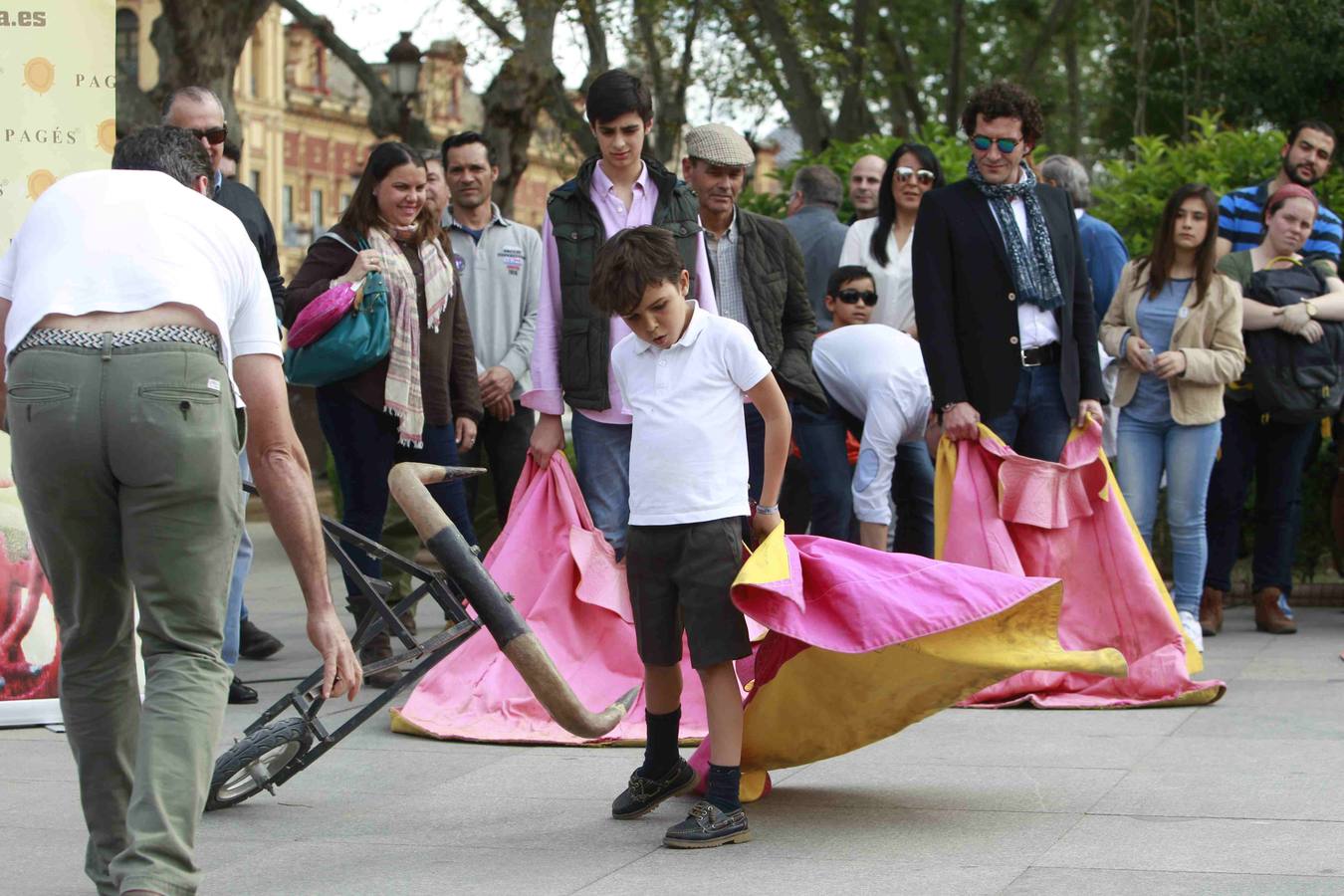 Niños y mayores han probado con capotes y muletas sus dotes artísticas en el mismo corazón de Sevilla