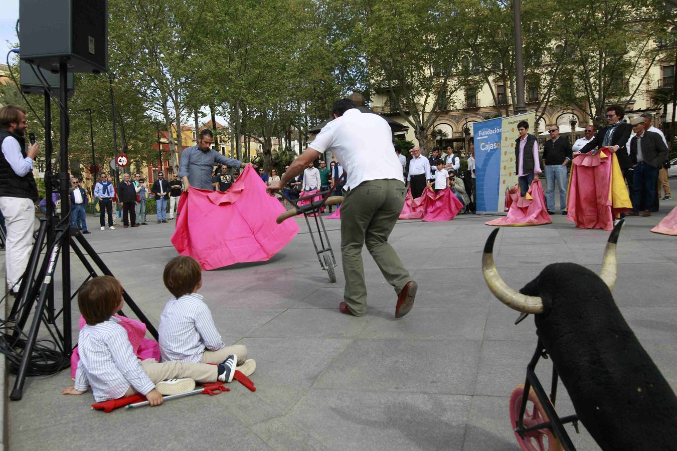 Niños y mayores han probado con capotes y muletas sus dotes artísticas en el mismo corazón de Sevilla