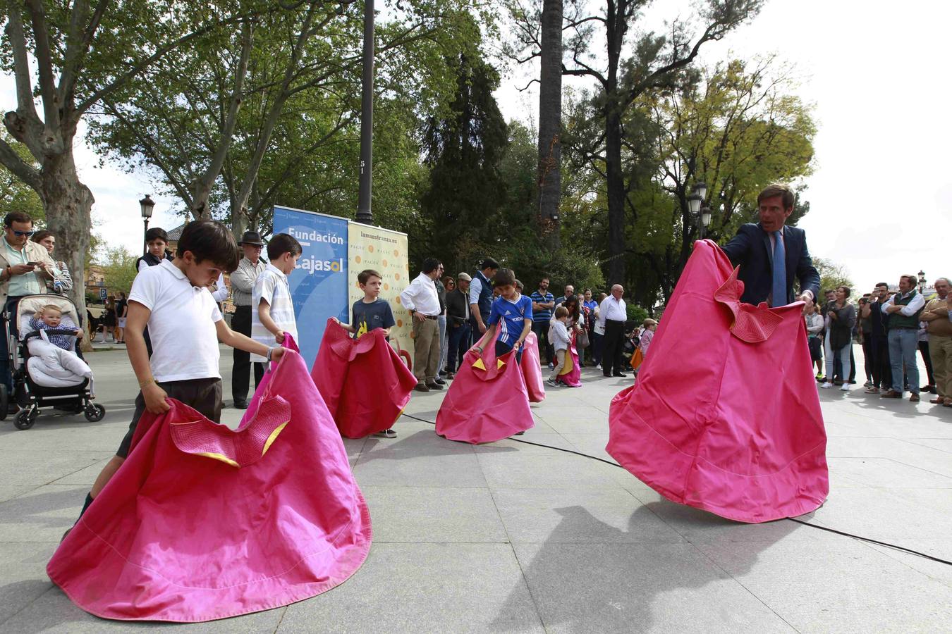 Niños y mayores han probado con capotes y muletas sus dotes artísticas en el mismo corazón de Sevilla