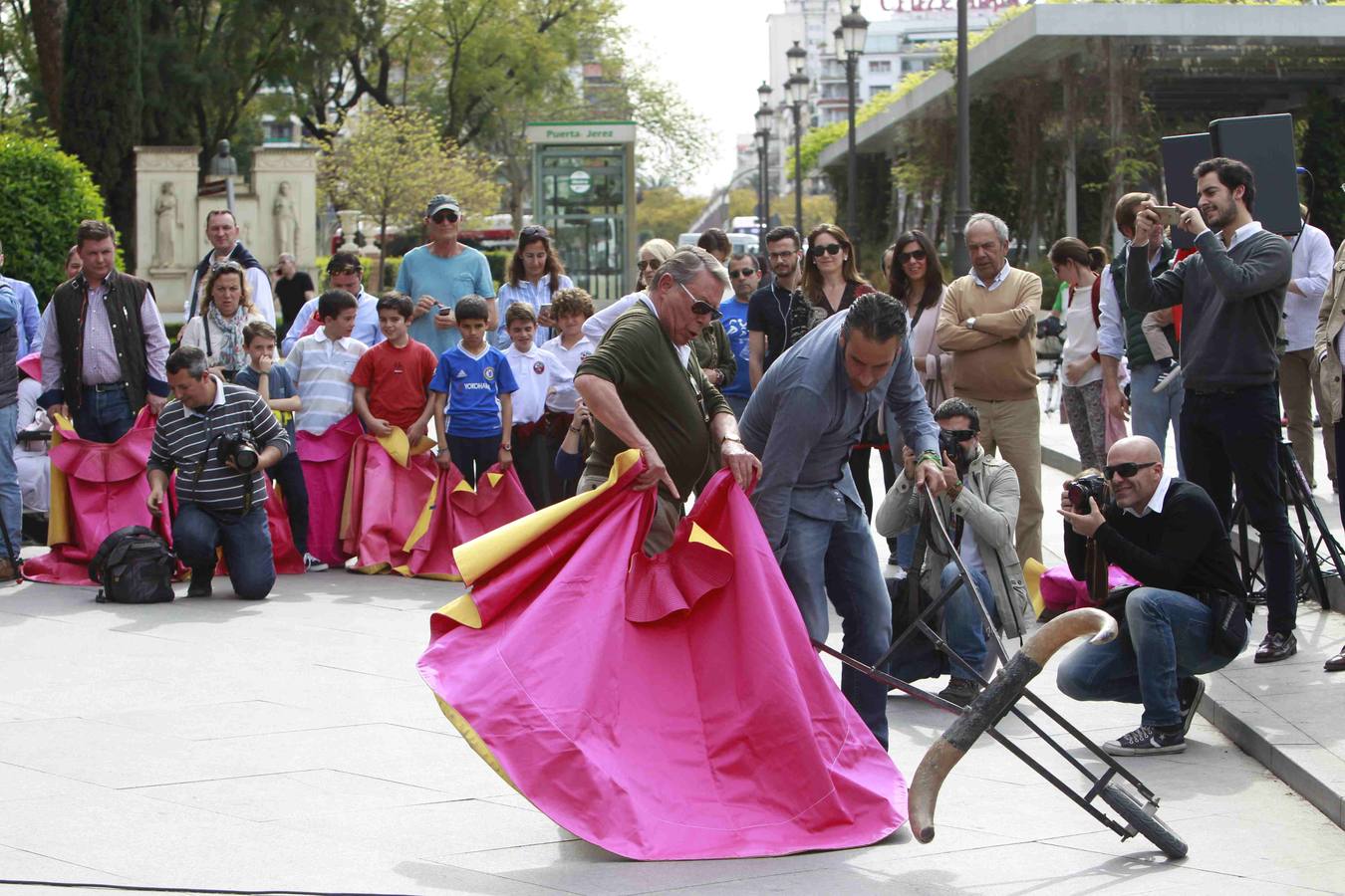 Niños y mayores han probado con capotes y muletas sus dotes artísticas en el mismo corazón de Sevilla