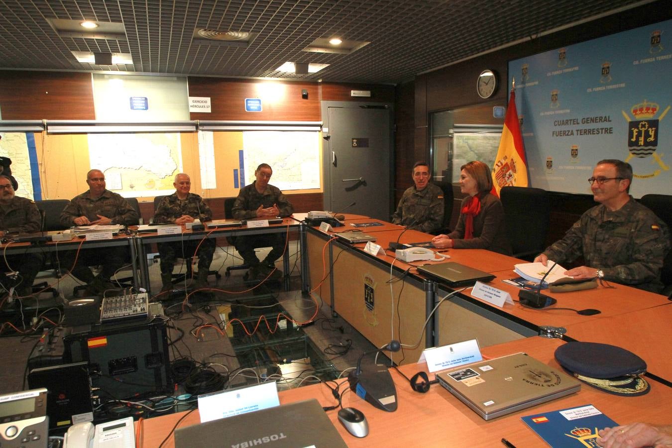 La ministra de Defensa visita por primera vez el cuartel general de la Fuerza Terrestre en Sevilla