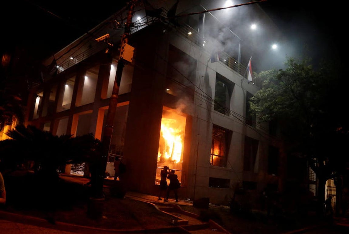 Las espectaculares imágenes de la protesta que ha terminado incendiando el Congreso de Paraguay