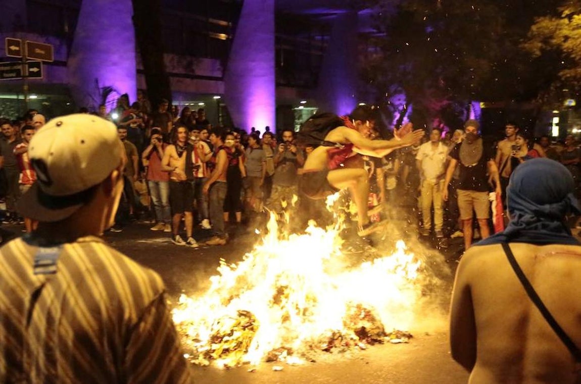 Las espectaculares imágenes de la protesta que ha terminado incendiando el Congreso de Paraguay