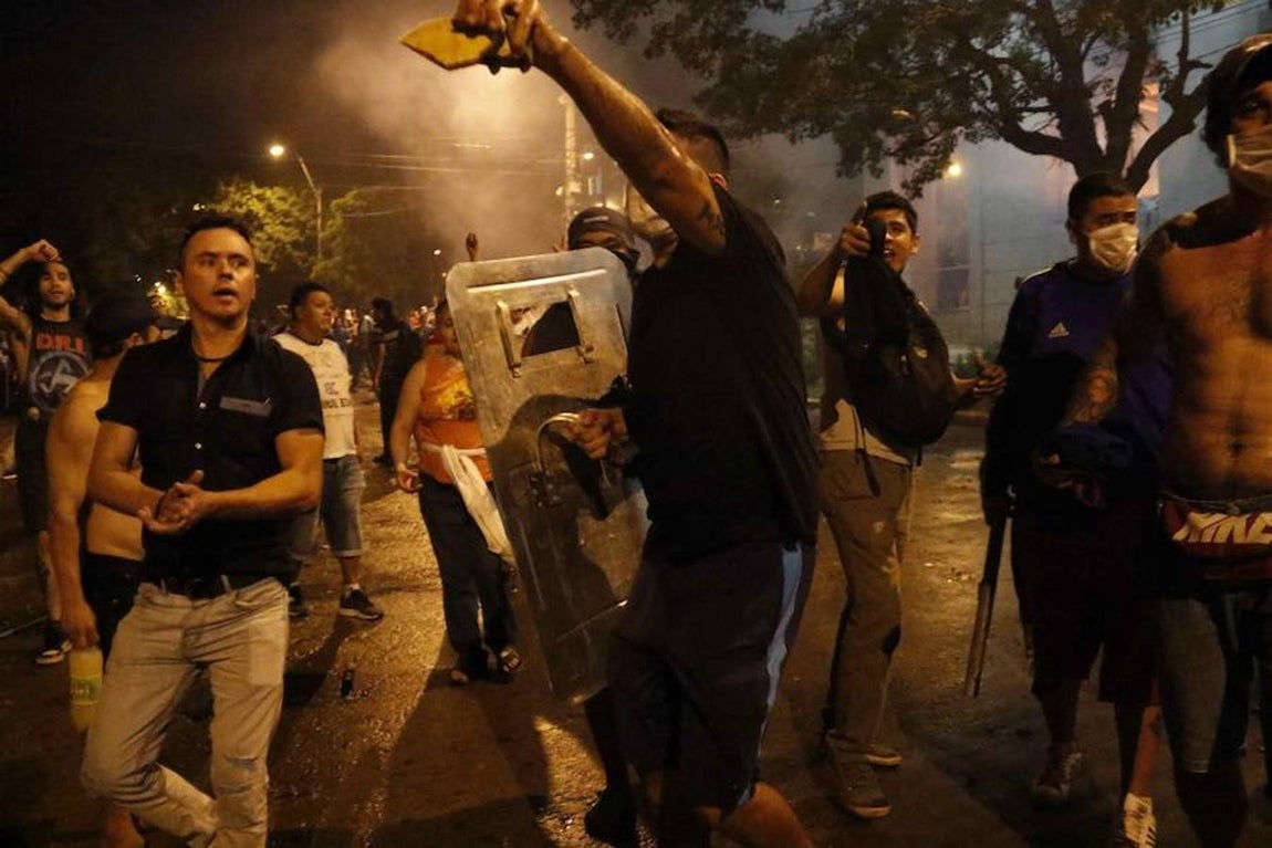 Las espectaculares imágenes de la protesta que ha terminado incendiando el Congreso de Paraguay