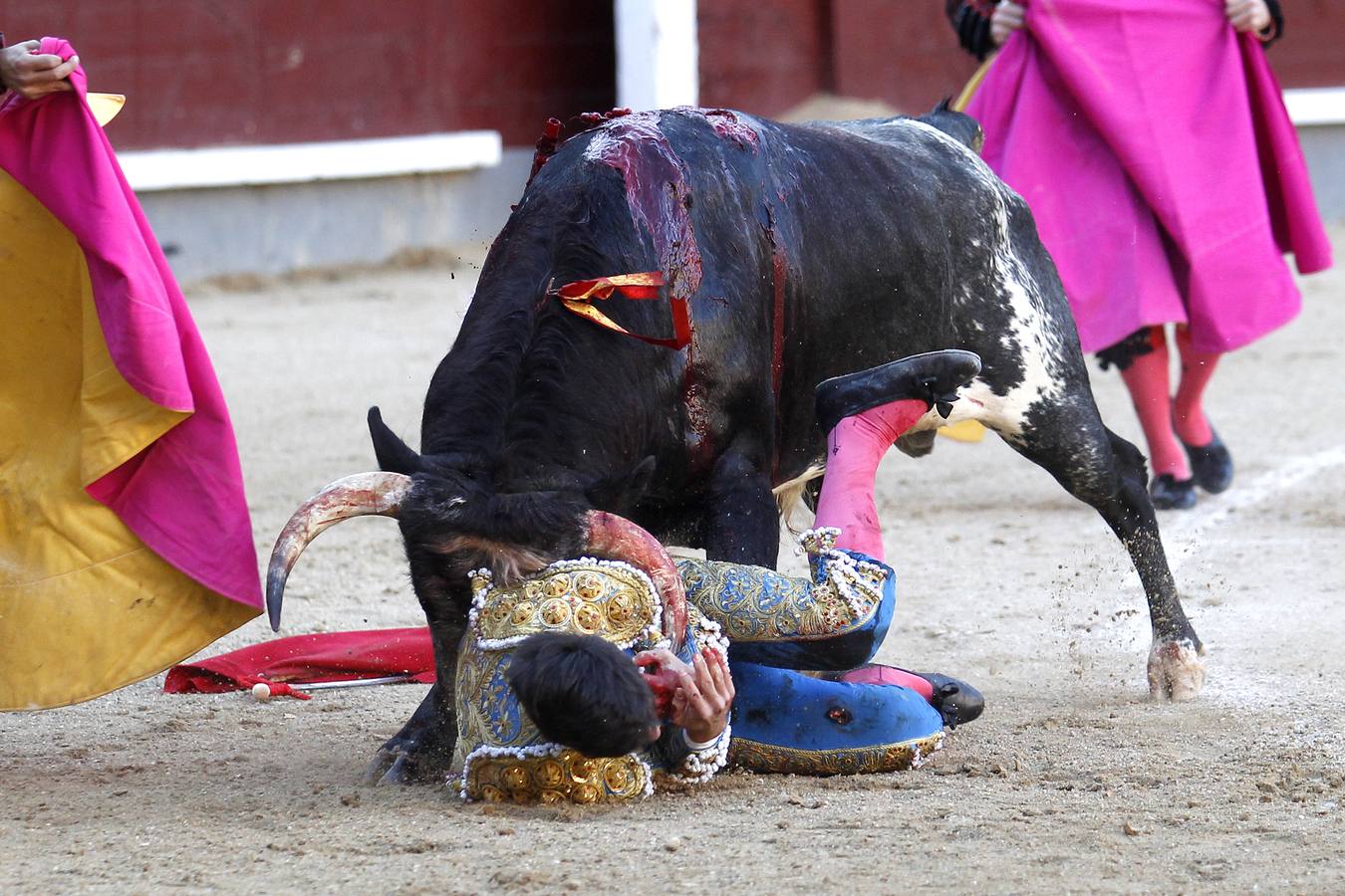 Imágenes de la espantosa cogida a García Navarrete en Las Ventas