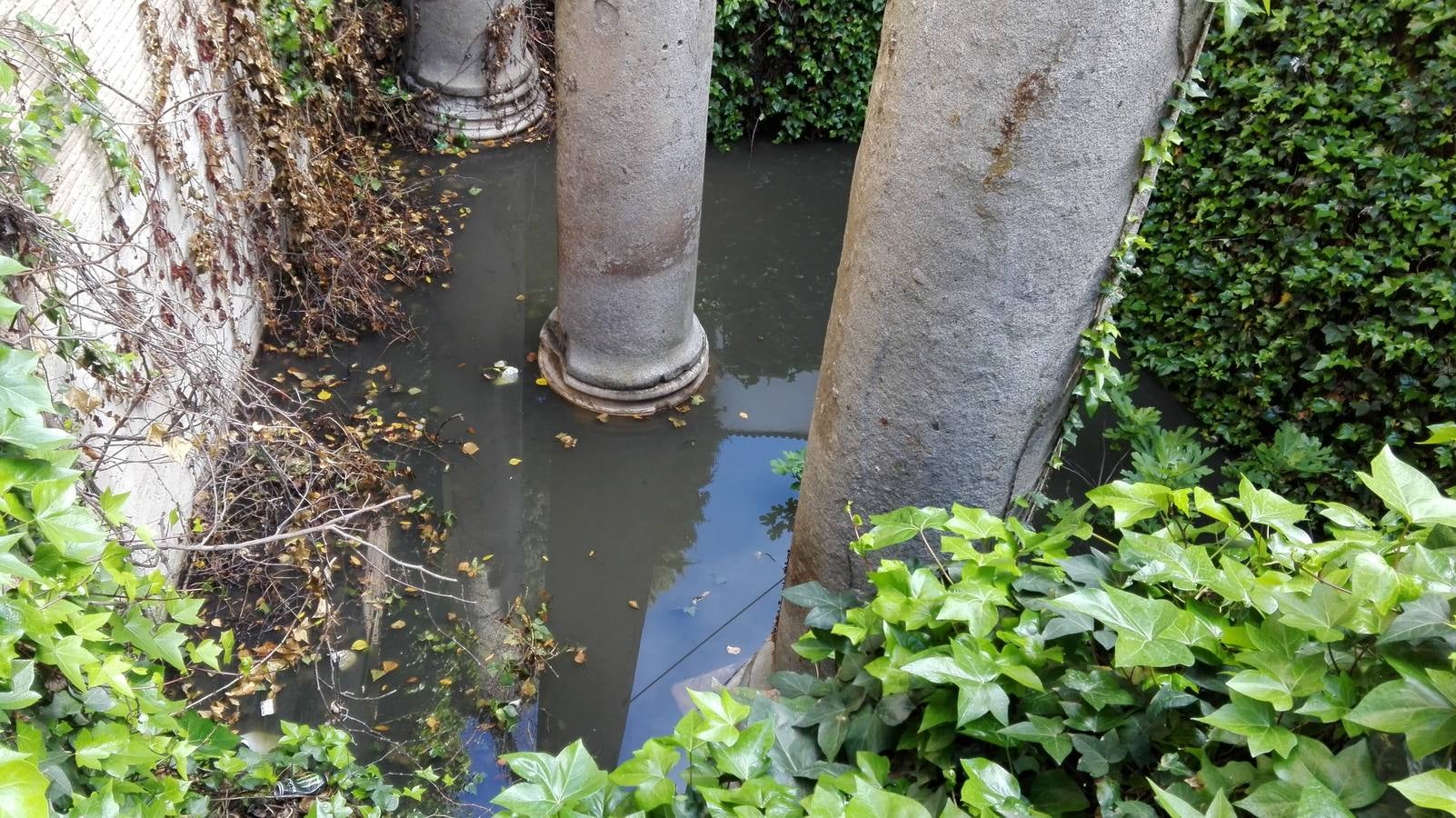 Así están las columnas de la calle Mármoles