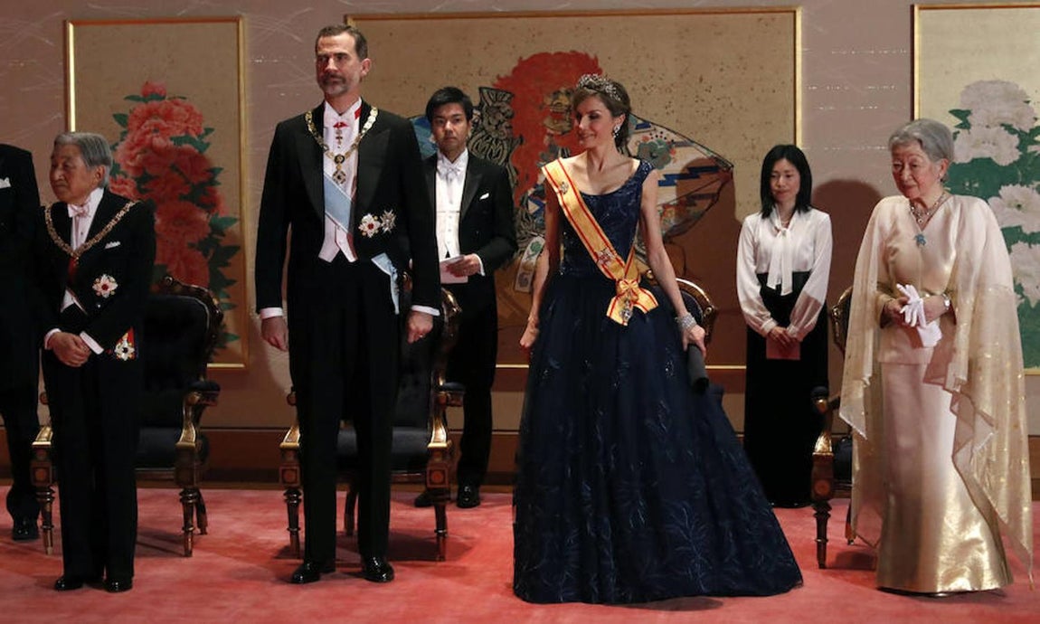 Ante los cerca de 150 invitados a esta cena, a la que asistieron los príncipes Naruhito y Masako y el resto de la familia imperial, salvo los menores de edad, don Felipe expresó, en nombre también de la Reina, «afecto y admiración» por los emperadores. 
