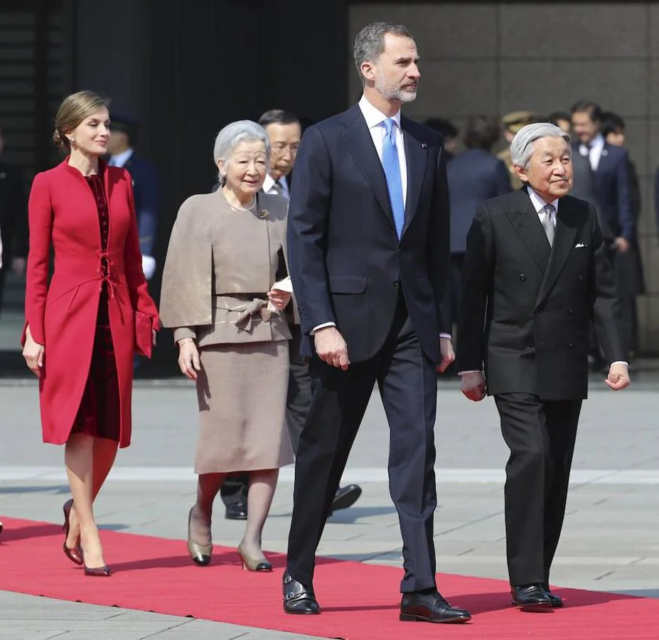 El Emperador Akihito de Japón camina junto al Don Felipe acompañados de la Doña Letizia de España y la Emperatriz Michiko durante una ceremonia de bienvenida.