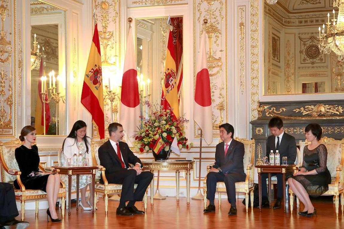 Don Felipe y Doña Letizia en una reunión con el primer ministro nipón, Shinzo Abe, y su esposa, Akie, en el Palacio Akasaka.. 