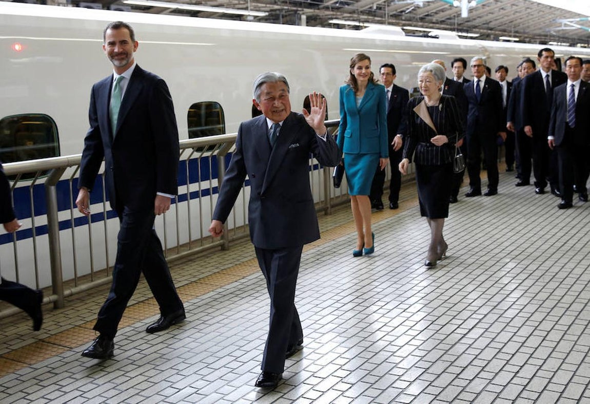 Don Felipe y Doña Letizia con el Emperador Akihito y la Emperatriz Michiko en la estación de trenes de Tokio.. 