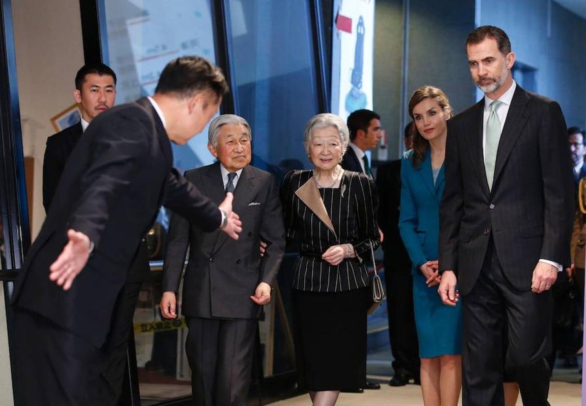 Don Felipe y Doña Letizia con el Emperador Akihito y la Emperatriz Michiko en el Centro de Prevención de Desastres Sísmicos de Shizuoka.. 