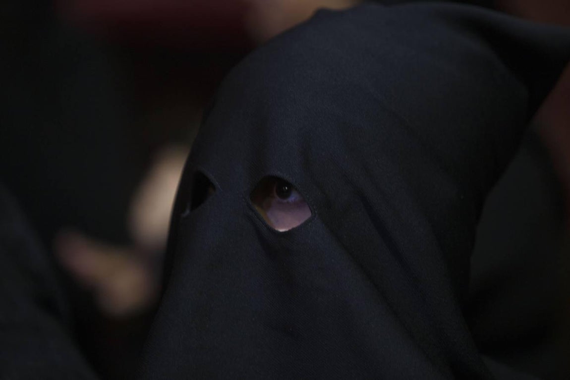 Fotos: El cortejo procesional de la Virgen de los Dolores en imágenes