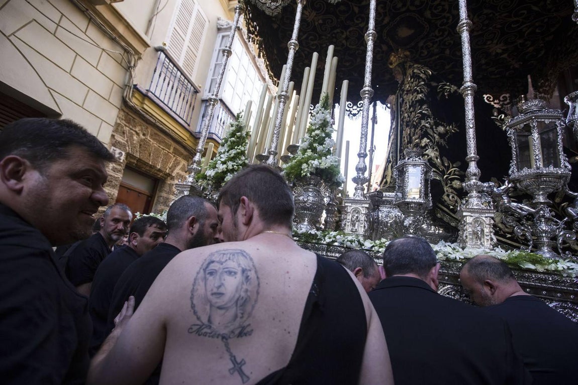 Fotos: El cortejo procesional de la Virgen de los Dolores en imágenes
