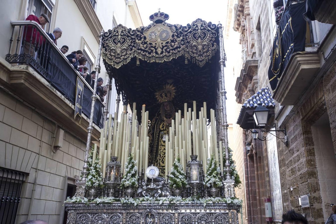 Fotos: El cortejo procesional de la Virgen de los Dolores en imágenes
