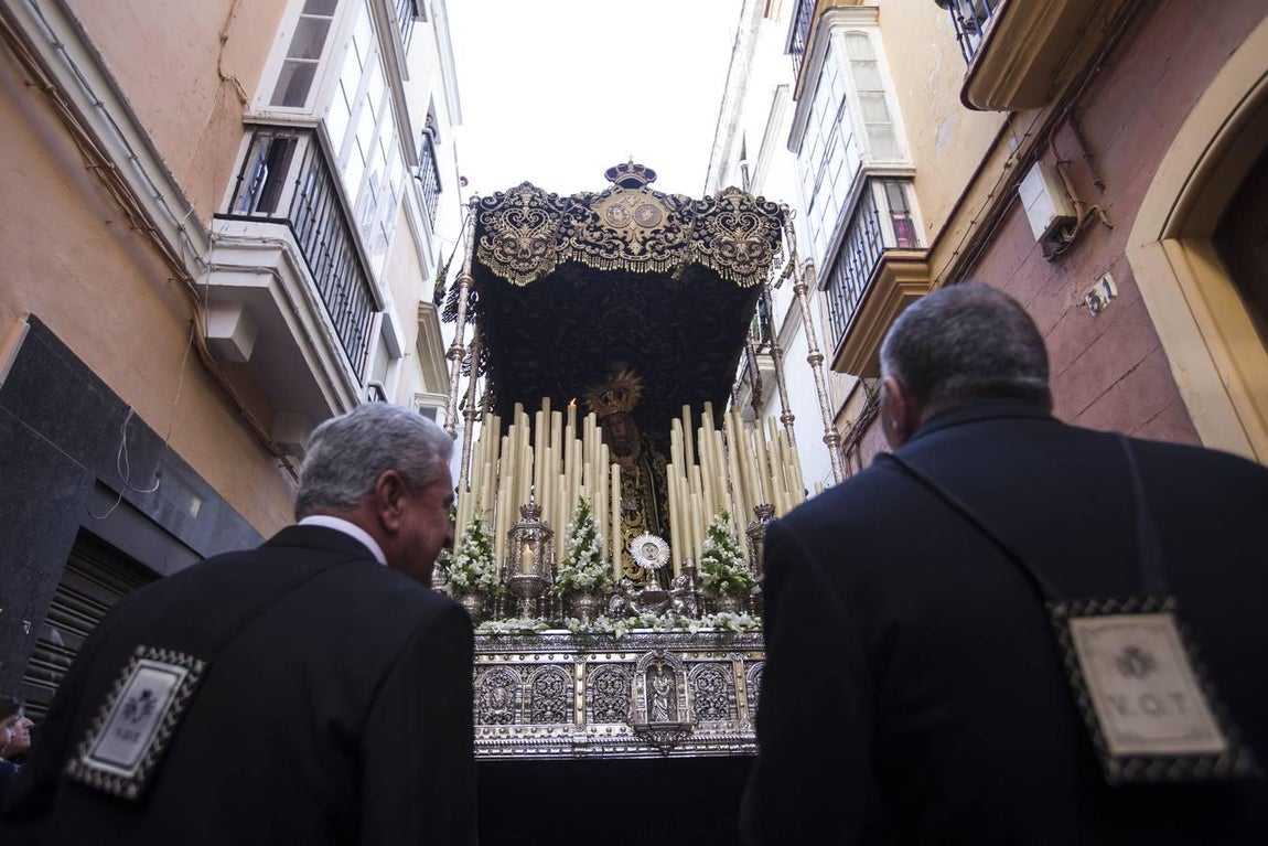 Fotos: El cortejo procesional de la Virgen de los Dolores en imágenes
