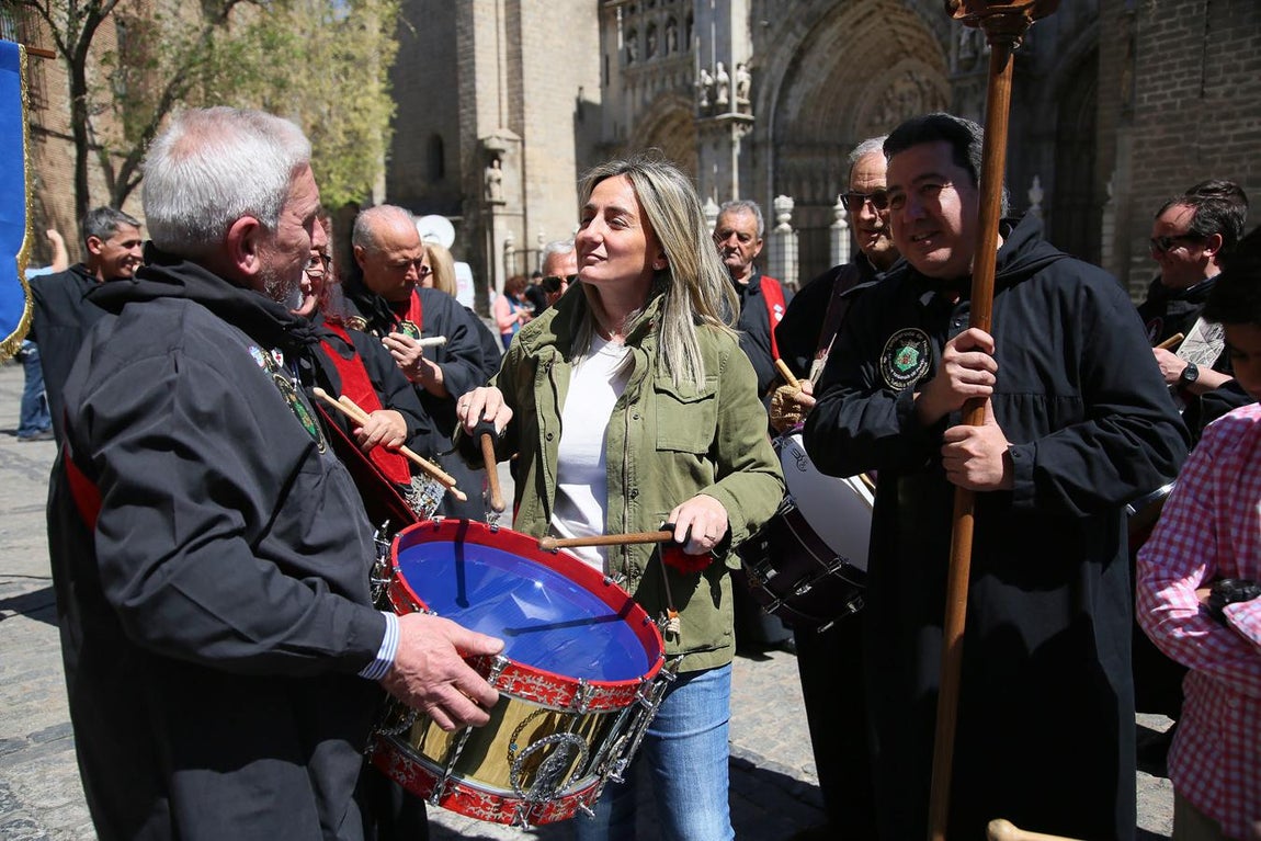 Milagros Tolón, tocando el tambor. 